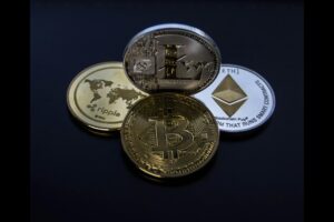 बिटकॉइन, इथेरियम, सोलाना, और एक्सआरपी जैसे 10,000 से अधिक क्रिप्टो के **शानदार** और **शक्तिशाली** **क्रिप्टो का उपयोग** समझाता हुआ ग्राफ़िक।