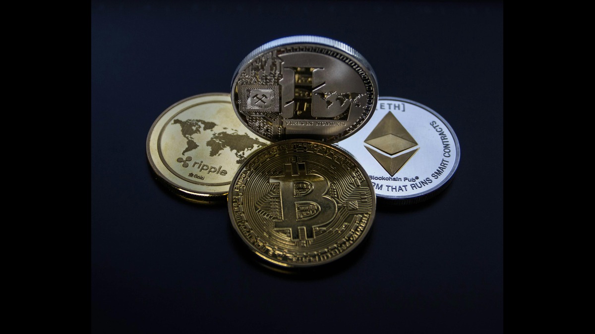 बिटकॉइन, इथेरियम, सोलाना, और एक्सआरपी जैसे 10,000 से अधिक क्रिप्टो के **शानदार** और **शक्तिशाली** **क्रिप्टो का उपयोग** समझाता हुआ ग्राफ़िक।